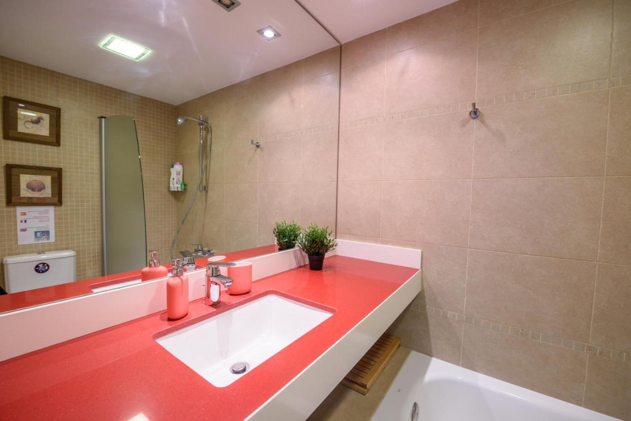 Ramblasrentals Cozy Renovated 2Br With Balcony Lift 20M Rambla - Parking - Wifi บาร์เซโลนา ภายนอก รูปภาพ